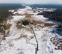 Górny, uregulowany bieg Bukowej pod Paksiwą Górą. Meander odtwarzają bobry. Zdjęcie z drona.
