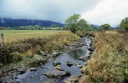 Granica Polski i Czech na górnym biegu Dzikiej Orlicy, w Lasówce pod Kłodzkiem, w Sudetach. W tle czeskie Góry Orlickie. Obecny i rozszerzany obszar Natury 2000