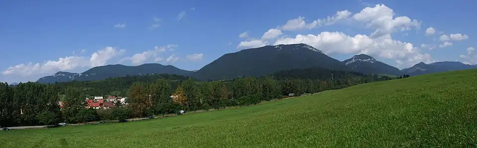 Ostry Wierch Kwaczański i Góry Choczańskie. Widok z Liptowskich Matiaszowiec