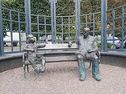 pomnik po dodaniu figury Grassa