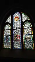 Jeden z witraży widoczny z empor