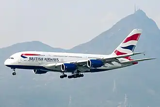 Airbus A380 w barwach linii British Airways lądujący w Porcie lotniczym Hongkong