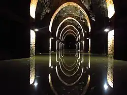 Podświetlona sztolnia wodna