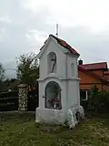 Kapliczka w środku wsi, z połowy XVIII w.