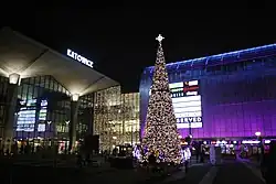 Fragment dworca kolejowego oraz iluminacja świąteczna widoczna z ul. Młyńskiej.