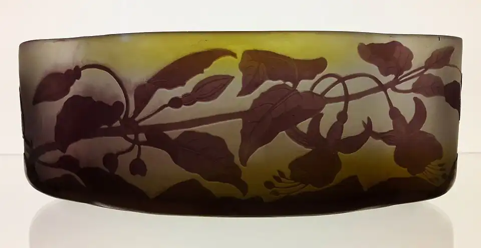 Żardiniera ze szkła warstwowego z kwitnącą gałęzią, Muzeum Narodowe w Lublinie