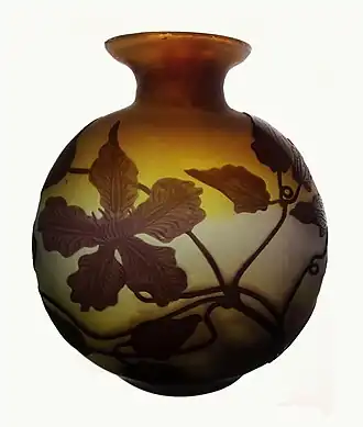 Waza ze szkła warstwowego z powojnikiem, Muzeum Narodowe w Lublinie