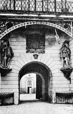 Brama z herbem Donnersmarcków około 1925 roku