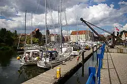 Marina widziana z ulicy i zabytkowe urządzenie dźwigowe