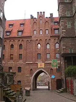 Brama od strony ul. Mariackiej i herb Gdańska z polichromią, odtworzoną w 2006