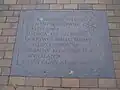 Jedna z płyt w trotuarze przy trzecim pomniku