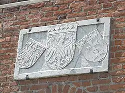 Detal Bramy Mariackiej. Herby Gdańska i Prus Królewskich przedstawione w formie uniżonej względem herbu Polski