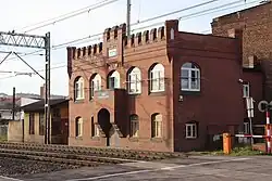 Nastawnia GP stacji technicznej Gdańsk Południowy. Pierwszy tor z&nbsp;przodu należy do&nbsp;linii kolejowej nr 721.