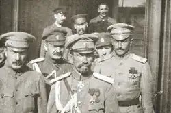 Ławr Korniłow jako głównodowodzący w otoczeniu oficerów swego sztabu