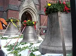 Odlane w 2010 roku dzwony przed zawieszeniem na wieży