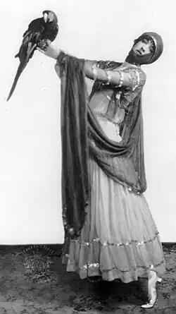 Fotografia Gertude Vanderbilt Whitney trzymającej papugę, 1914, Biblioteka Kongresu