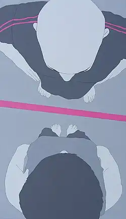 Kolorowa grafika utrzymana głównie w kilku odcieniach koloru szarego – poszczególne elementy są obszarami jednolitymi kolorystycznie. Grafika ukazuje od góry dwie stojące na przeciwko siebie postacie – widać z góry zarys ich głów, twarzy, tułowi i opuszczonych wzdłuż ciała rąk, po bose stopy na jednolicie szarej powierzchni; postacie mają ten sam, jasny odcień skóry. Górna osoba jest łysa, jest ubrana w ciemną koszulkę z rękawkami. Dolna postać ma ciemne włosy, które zasłaniają twarz – z jej zarysu widać tylko nos; jest ubrana w jaśniejszą koszulkę na ramiączka i ciemne spodnie. Na grafice wyróżnia się kolorystycznie kilka intensywnie różowych elementów: koszulka górnej postaci ma na barkach po dwa cienkie paski tego koloru – od kołnierzyka po rękaw i dalej; dodatkowo pomiędzy postaciami, lekko skośnie w stosunku do poziomu, przez całą szerokość grafiki, przebiega gruba, rozdzielająca osoby linia tego koloru.