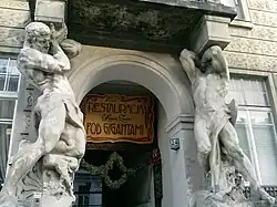 Giganty podtrzymujące balkon przy Kamienicy pod Gigantami w Alejach Ujazdowskich w Warszawie.