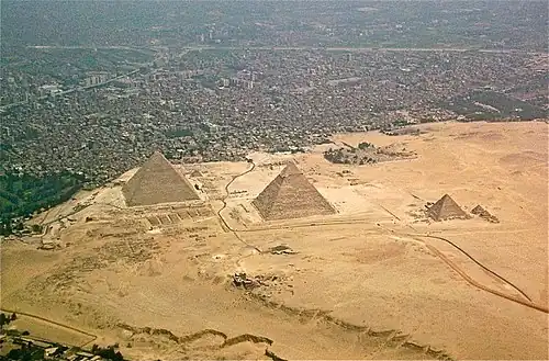 Widok z lotu ptaka, w tle miasto Giza