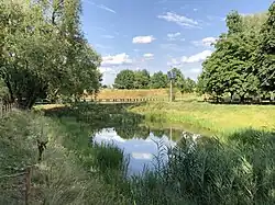 Mniejszy ze stawów, widok od południa