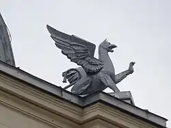 Jedna z rzeźb gryfów przy kopule