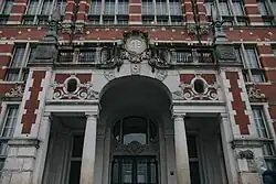 Fasada gmachu głównego Politechniki Gdańskiej, wydziału architektury.