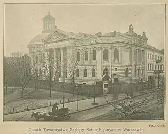 Front budynku, po prawej brak jeszcze skrzydła północnego, w jego miejscu kamienica, 1900