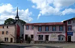 Gminny Ośrodek Kultury w Tuchomiu, w tle kościół pw. św.&nbsp;Michała