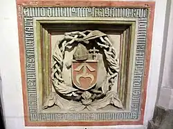 Płaskorzeźba gotycka z herbem Odrowąż w bazylice prymasowskiej w Gnieźnie.