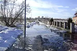 wiosenne roztopy - zalana ul. Krynicka przez wody strumienia Godowskiego - widok na zachód