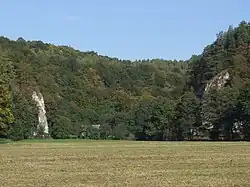 Golanka (po lewej stronie) i Grzybowa tworzące bramę skalną