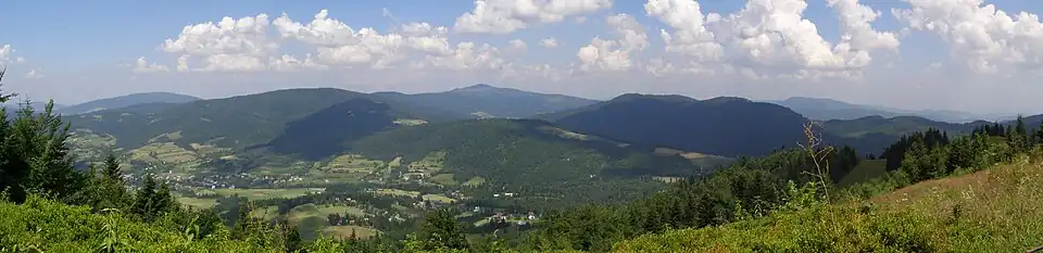 Panorama widokowa na Beskid Wyspowy z polany Jaworzynka