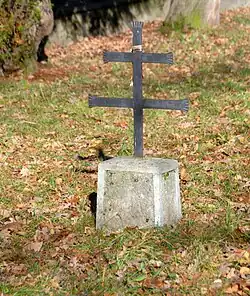 Nagrobek z krzyżem dwuramiennym