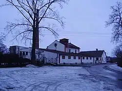 Gorzelnia dworska, która też jest częścią Zespołu Dworsko Parkowo Kościelnego w Woli Osowińskiej