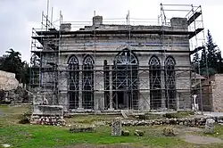 Portyk, od strony zachodniej. Zauważalny jest brak kolejnej, korynckiej kolumny, niegdyś wywiezionej do Anglii.