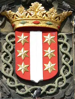 Herb miasta na budynku wagi.