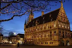 Boczna ściana ratusza o zmroku