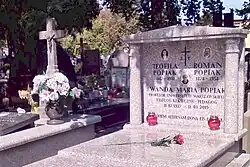Grób Wandy Popiak na Cmentarz na Służewie przy ul. Wałbrzyskiej w Warszawie (linia 13 lewa, nr 50). Pochowana razem z rodzicami Teofilą i Romanem Popiak
