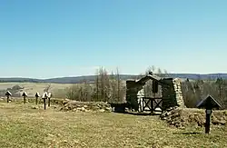 Fragment cmentarza z bramą