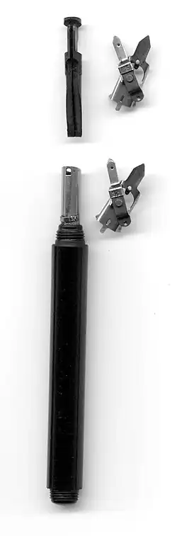 Poszczególne części grafosu, widoczna szczelina w nasadce i miejsca zaczepienia stalówki