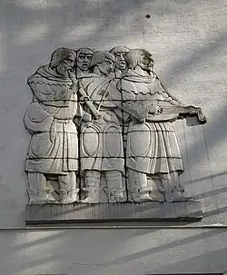 Płaskorzeźba Grajkowie na budynku przy ul. Koński Jar 6 autorstwa Edmunda Majkowskiego