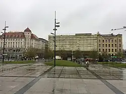 Hotel w 2017 (po lewej) (w środku Grand Hotel podczas modernizacji)