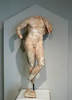 Grecki posąg młodzieńca z nagrobnego reliefu, marmur, ok. 330 r.p.n.e.