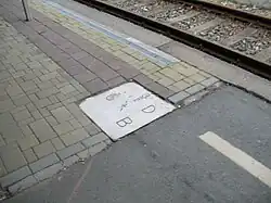 Granica przebiegająca przez peron