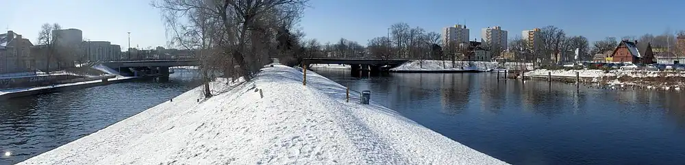 Podział Brdy na dwie odnogi: nurt żeglowny (z lewej) i Młynówkę (z prawej) o poziomie wody wyższym o 3 m. Z prawej akwen będący reliktem zasypanej części Kanału Bydgoskiego oraz dom przy dawnej śluzie II (rozebrany w 2013 r.).