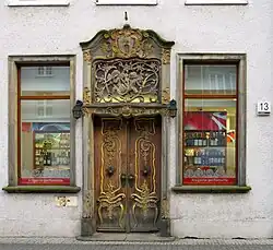 Herb Ogończyk jako zdobienie portalu kamienicy, przy ul. Grobla I 13 w Gdańsku.