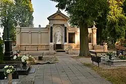 Growiec rodziny Sobtzick wykonany z piaskowca, czarnego granitu i marmuru.