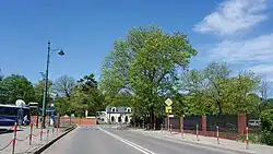 Po lewej pętla tramwajowa „Cmentarz Rakowicki”, w tle mury Cmentarza Rakowickiego