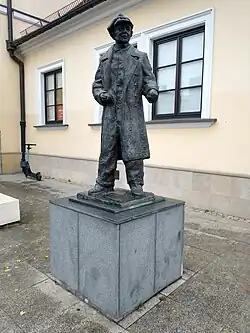 Pomnik Kolejarza przy wschodniej części dworca