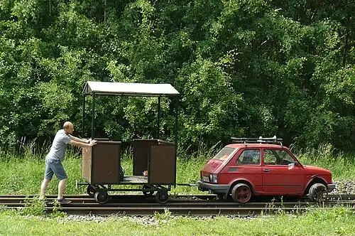 Drezyna na bazie Fiata 126p z przyczepą.